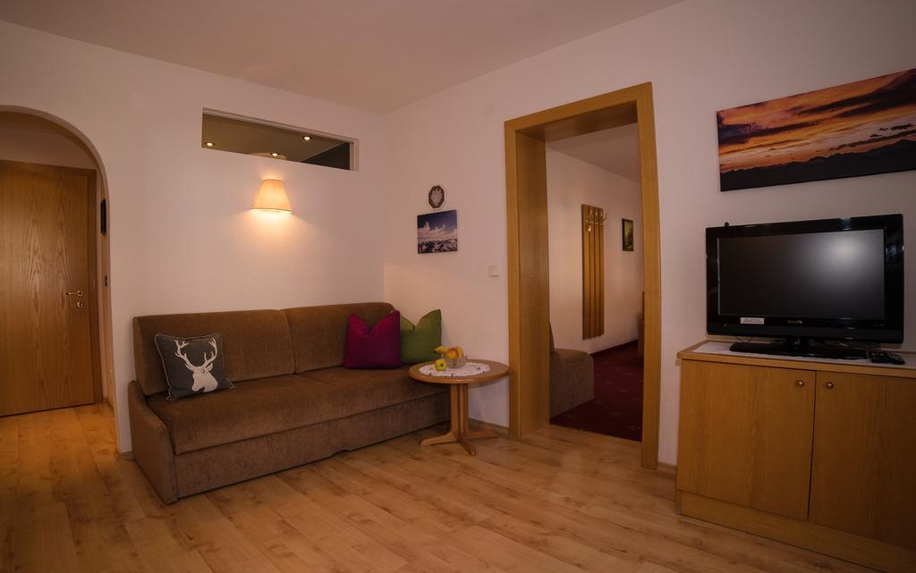 Alberts Bellevue Appartements Nauders Quarto foto