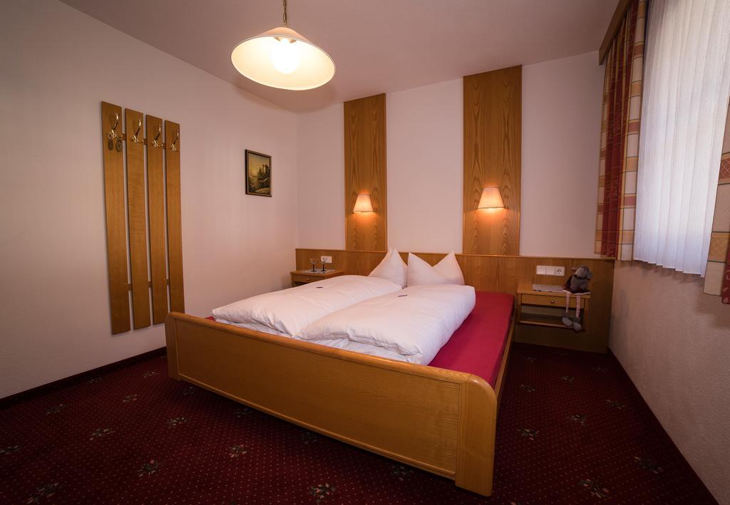 Alberts Bellevue Appartements Nauders Quarto foto